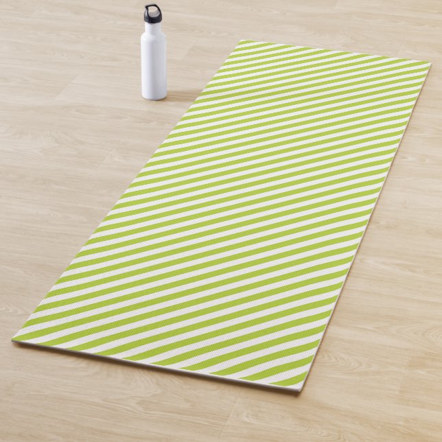 Esterilla De Yoga Diagonal lime green and white stripes pattern (In situ)