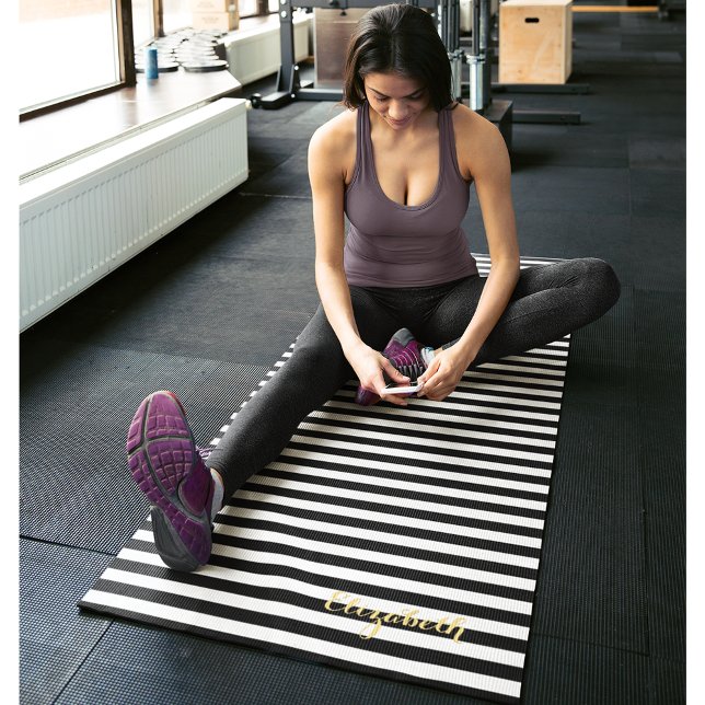 Esterilla De Yoga Ejercicio del Monograma de Oro de las franjas blan (Modern Black White Stripes Gold Monogram Exercise Yoga Mat)