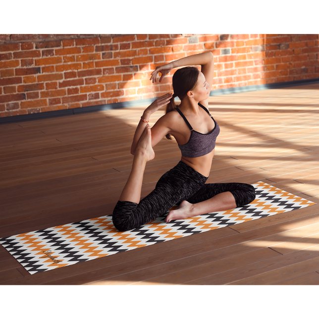 Esterilla De Yoga Ejercicio en monograma de diseño negro Naranja de  (Modern Chic Orange Black Design Monogram Exercise Yoga Mat)