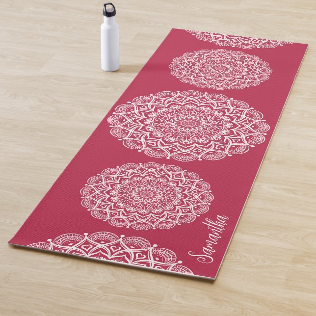 Esterilla De Yoga Elegante Boho Magenta monogramado y Mandala blanca (In situ)