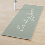 Esterilla De Yoga Elegante Personalizado de nombre de guión manuscri<br><div class="desc">Esta alfombra personalizado de yoga muestra su nombre en hermosas letras escritas a mano en un elegante fondo verde sabio. Gran idea de regalo.</div>