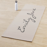 Esterilla De Yoga Elegante Personalizado de nombre de guión manuscri<br><div class="desc">Un elegante y minimalista accesorio de fitness con un suave fondo neutro y elegante tipografía de guiones. Diseñado para los amantes de la estética moderna y personalizada, es perfecto para los amantes del yoga, los aficionados al gimnasio o las rutinas de autocuidado. Un gran regalo para las mujeres que aprecian...</div>