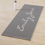 Esterilla De Yoga Elegante Personalizado de nombres de guión manuscr<br><div class="desc">Esta alfombra personalizado de yoga muestra su nombre en hermosas letras escritas a mano en un elegante fondo gris carbón. Gran idea de regalo.</div>