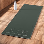 Esterilla De Yoga Elegante verde oscuro moderno nombre de monograma<br><div class="desc">Eleva tu práctica de yoga con nuestra elegante y clásica alfombra Minimalista monograma . Esta alfombra meticulosamente diseñada combina la sofisticación atemporal con el minimalismo contemporáneo, creando un espacio sereno para tu mente y cuerpo. Diseñada con precisión y atención a los detalles, esta alfombra de yoga es más que un...</div>