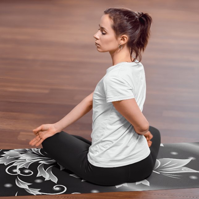 Esterilla De Yoga Fantasía Floral Negra Y Blanca Mariposa Tu Nombre (Subido por el creador)