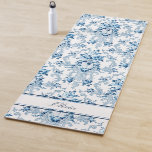 Esterilla De Yoga Floral blanca y azul Rococo de Francia personaliza<br><div class="desc">Elegante, romántico y ornamentado estilo rococó francés sin fisuras floral con rosas azules y rollos sobre fondo blanco. Personalizable opcional de elementos en blanco para su nombre o monograma. Si lo desea, agregue un color de fondo o copie/pegue gráficos de la parte delantera a la trasera (se aplica un cargo...</div>