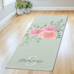 Esterilla De Yoga Floral verde personalizada<br><div class="desc">Esta alfombra de yoga bonito está decorada con un ramo acuático de rosas y follaje sobre un fondo verde. Personalizable fácil con su nombre y monograma. Utilice la Herramienta de diseño para cambiar el tamaño, estilo o color del texto. A medida que creamos nuestra obra de arte no encontrarás esta...</div>