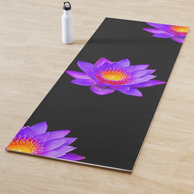 Esterilla De Yoga Flores violetas de Lotus en un yoga negro (In situ)