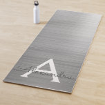 Esterilla De Yoga Glamour plateado Monograma metálico Gimnasio<br><div class="desc">Faux Plata Cepillado Relieve metalizado Metálico Metalizado Elegante Yoga Monogramado Mat para su sesión de entrenamiento de moda glam.</div>