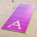 Esterilla De Yoga Goma púrpura Gimnasio Monograma metálico<br><div class="desc">Relieve metalizado Metálico Metalizado Cepillado Faux Elegante yoga monogramada para su sesión de entrenamiento de moda glam.</div>