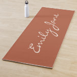 Esterilla De Yoga Guión elegante manuscrito de Terracota personaliza<br><div class="desc">Mejora tu espacio de fitness con este entrenamiento de terracota de moda esencial. Diseñado con un elegante tipo de letra de guión, ofrece un toque elegante a las sesiones de yoga, a las rutinas de estiramientos y a los ejercicios en casa. Ideal para los amantes de los tonos cálidos y...</div>