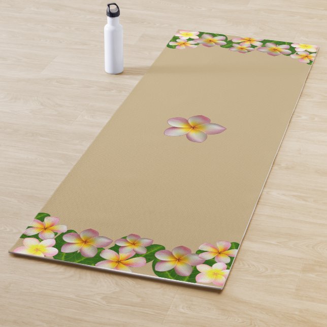 Esterilla De Yoga Hermosas flores de frangipani sobre beige claro (In situ)