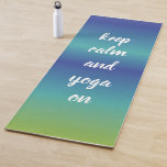 Esterilla De Yoga La yoga divertida guarda serenidad tranquila del<br><div class="desc">Estera azul y verde tranquila y colorida maravillosa de la yoga de la pendiente. Divertido guarde la calma y la yoga en mensaje de texto se puede cambiar a su propio monograma o cita preferida. La estera perfecta para toda su yoga presenta.</div>