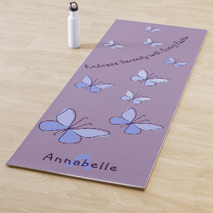 Esterilla De Yoga Lavanda con flúor de mariposa azul inicial y nombr