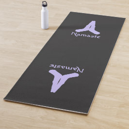 Esterilla De Yoga Lavender en manos de Mudra, un negro