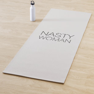 Esterilla De Yoga Letras negras "Nasty Woman" gris claro