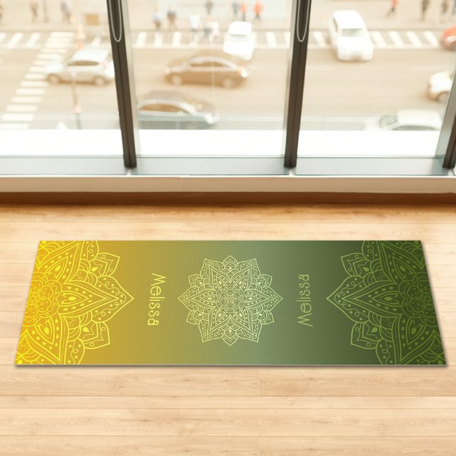 Esterilla De Yoga Mandalas con gradiente de verde a amarillo con nom (Disclaimer: This image is a digital mockup.)