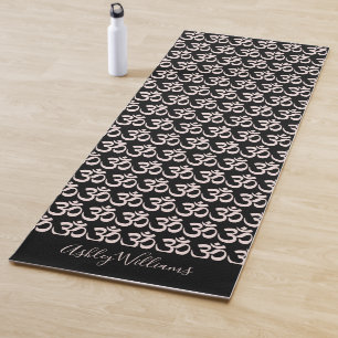 Esterilla De Yoga Moda Monograma Pastel Pink Om Símbolos Negro