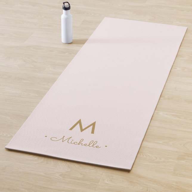 Esterilla De Yoga Modern Blush Pink Gold Script Monogram (In situ)