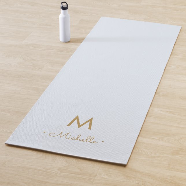 Esterilla De Yoga Modern Light Dusty Blue Gold Script Monogram (In situ)