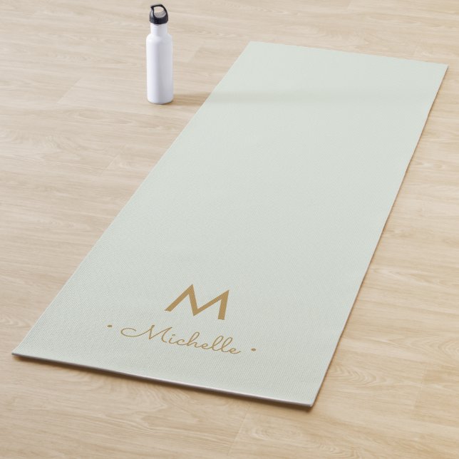 Esterilla De Yoga Modern Sage Green Gold Script Monogram (In situ)