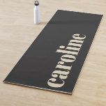Esterilla De Yoga Moderna tipografía negrita Nombre monogramado negr<br><div class="desc">Audaz tipografía moderna nombre personalizado yoga mate en blanco y negro</div>