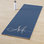 Esterilla De Yoga Monograma blanco gris de la marina azul yoga mate<br><div class="desc">Estera de yoga monogramada en blanco y gris personalizada con un tipo de letra en un fondo azul marino. Sencilla elegancia.</div>