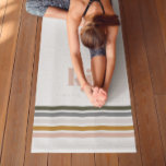 Esterilla De Yoga Monograma de bandas retro de moda<br><div class="desc">Crea tu propia estera de yoga impresa monogramada única y personalizada. Sé diferente, sé tú. Un minimalista diseño de monograma con grandes iniciales tipográficas en un tipo de letra clásico con tu nombre abajo y rayas de color arco iris retro de moda. Añada la redacción de su personalizado a este...</div>