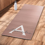 Esterilla De Yoga Monograma metálico de Glam Rosa Rosa<br><div class="desc">Rubor Pink - Rosa Faux Gold Cepillado Relieve metalizado Metálico Metalizado Elegante Mat de Yoga Monogramado para su sesión de entrenamiento de moda glam.</div>