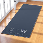 Esterilla De Yoga Monograma Minimalista moderno elegante azul marino<br><div class="desc">Entre en su práctica con el aplomo usando esta manta de yoga azul elegante Minimalista moderno de la Marina. Diseñado con líneas depuradas y un profundo matiz marino, esta alfombra personalizada presenta su monograma y su nombre en un diseño elegante y sofisticado. Ideal para yoga, pilates o meditación, aporta estilo...</div>