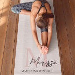 Esterilla De Yoga Monograma mínimo inicial y nombre Pastel rosa<br><div class="desc">Mejore su práctica de yoga con nuestro Monograma Mínimo Inicial y Denominar Pastel de Yoga Rosa. Esta elegante alfombra presenta un diseño elegante y personalizado con su nombre y su inicial, con un suave fondo rosa pastel. Fabricado con materiales no deslizantes de alta calidad, ofrece un excelente soporte y amortiguación...</div>