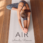 Esterilla De Yoga Monograma mínimo inicial y nombre Pastel rosa<br><div class="desc">Mejore su práctica con nuestro Monograma de Yoga Personalizado Pastel Rosa. Con un diseño rosa pastel de moda y su nombre inicial y personalizado, esta elegante alfombra le da un toque personal a sus entrenamientos. Fabricado con material no deslizante de alta calidad, ofrece confort y estabilidad durante el yoga, estiramientos...</div>