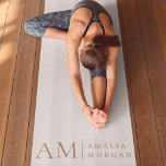 Esterilla De Yoga Monograma Personalizado Rosa Inicial Y Nombre<br><div class="desc">Mejore su práctica de yoga con nuestro Monograma Mínimo Personalizado Pastel de Yoga Rosa. Con un suave fondo rosa pastel y un elegante monograma inicial con tu nombre personalizado en una fuente moderna, esta alfombra de yoga combina estilo y funcionalidad. La superficie liviana y no deslizante garantiza la estabilidad durante...</div>