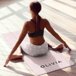 Esterilla De Yoga Monograma rosa y nombre personalizado | Personaliz<br><div class="desc">Añada un toque personal a su práctica de yoga con esta elegante alfombra de yoga personalizada. Con un minimalista diseño rosa pastel con un monograma y nombre de personalizable, esta alfombra combina estilo y funcionalidad. El material de alta calidad ofrece un excelente agarre y cojines, lo que lo convierte en...</div>