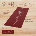 Esterilla De Yoga Namaste Monograma Maroon inicial Borgoña reversibl<br><div class="desc">Namaste Monogrammed Initials Maroon Burgundy 2-Sided Reversible Yoga Mat. Mensaje de nombre escrito a mano en escritura gris con desplazamiento delante de alfombra de yoga de maroon borgoña. Las iniciales en monograma o el nombre del destinatario del regalo se personalizan fácilmente con el manual de escritura gris con el desplazamiento...</div>