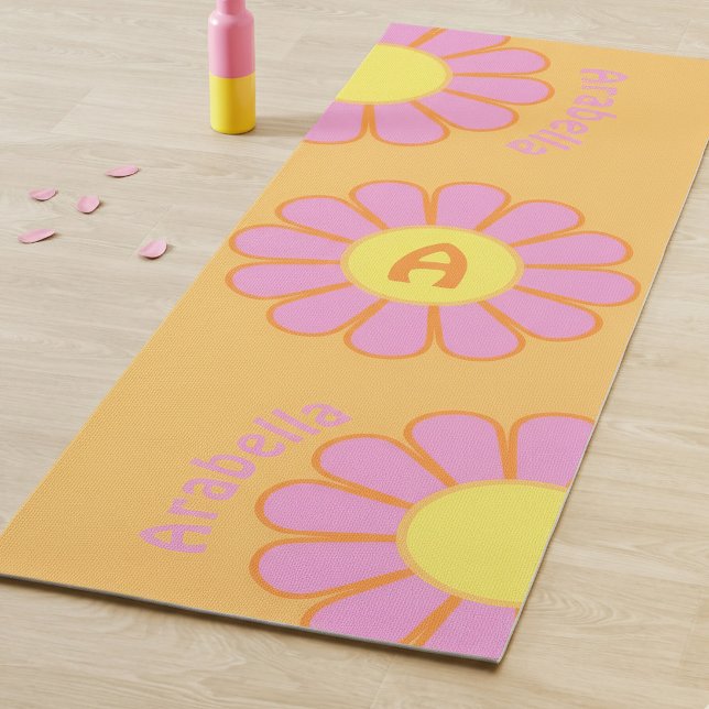Esterilla De Yoga Naranja Retro Big Daisy Personalizado Inicial y No (Personalized retro daisy yoga mat in pink orange and yellow. )