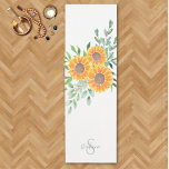 Esterilla De Yoga Nombre Monograma Girasol<br><div class="desc">Esta alfombra de yoga floral está decorada con girasoles acuáticos amarillos y vegetación. Personalizable fácil con tu nombre y monograma en tipografía de escritura elegante. La espalda es un verde sabio suave. Acuarela original © Michele Davies.</div>