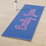 Esterilla De Yoga Nombre personalizado simple del guión rosa azul ro<br><div class="desc">Esta alfombra de yoga personalizado presenta un diseño sencillo y moderno de su nombre en un divertido estilo tipográfico en rosa y azul. Gran idea de regalo.</div>