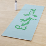 Esterilla De Yoga Nombre personalizado simple del guión verde azul<br><div class="desc">Esta alfombra de yoga personalizado presenta un diseño sencillo y moderno de su nombre en un divertido estilo tipográfico en azul claro y verde. Gran idea de regalo.</div>