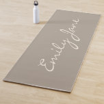 Esterilla De Yoga Nombre personalizado Taupe Elegant Guión manuscrit<br><div class="desc">Mejore su espacio de fitness con este moderno entrenamiento marrón. Diseñado con un elegante tipo de letra de guión, ofrece un toque elegante a las sesiones de yoga, a las rutinas de estiramientos y a los ejercicios en casa. Ideal para los amantes de los tonos cálidos y terrenales y del...</div>