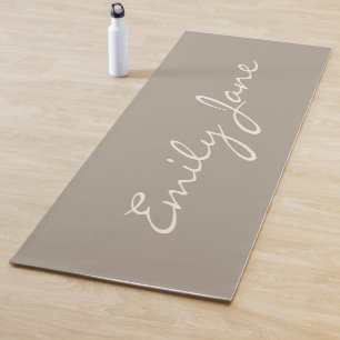 Esterilla De Yoga Nombre Personalizado Taupe Elegante Letra a Mano