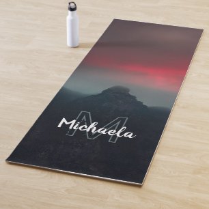 Esterilla De Yoga Nubes ardientes, niebla y montañas monograma
