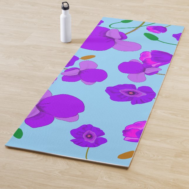 Esterilla De Yoga Papaver Poppy Lilac sobre fondo pálido-azul (In situ)