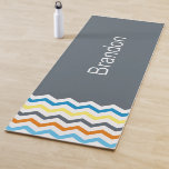 Esterilla De Yoga Patrón Chevron Gris Blue Naranja Personalizado<br><div class="desc">Patrón Chevron Gris Azul Naranja Personalizado Yoga Mat. Divertidas rayas masculinas de chevron amarillas,  naranjas,  azules y grises en un fondo gris. Divertidos,  adolescentes o niños regalan ideas en un sencillo tema de rayas de chevron. Personalizado en letra blanca. Editar para cambiar el estilo de fuente. www.SamAnnDesigns.com</div>