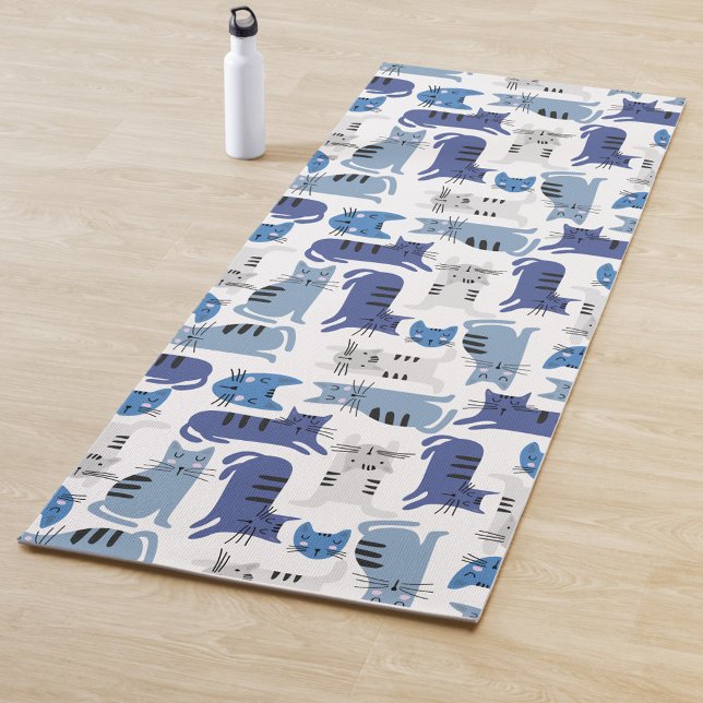 Esterilla De Yoga Patrón de gato (A yoga mat with a pattern of blue and gray cats on a white background, next to a white-water bottle.)