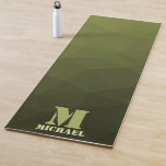 Esterilla De Yoga Patrón de malla geométrica verde del ejército Mono<br><div class="desc">Monograma Personalice el regalo para él con su personalizado inicial y su nombre. Patrón de malla geométrica del gradiente de oliva verde del ejército. El gradiente verde del ejército de la malla geométrica triángulos sombríos. Hué verde de oliva oscura para el uniforme de soldado, camo. Mide paisajes militares naturales, resistencia,...</div>