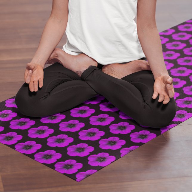 Esterilla De Yoga Patrón floral morado de geranio en negro (In Situ (Person on Mat))