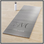 Esterilla De Yoga Personalizado de moda Monograma Guión metálico cep<br><div class="desc">Esta moda elegante de 2 colores personalizado monograma en gris y metal cepillado — también tiene tu nombre en guión Y en la parte posterior, si lo deseas, un bloque de texto para tu nombre /dirección / correo electrónico si alguna vez se deja atrás - de lo contrario puede eliminar....</div>