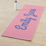 Esterilla De Yoga Personalizado simple en azul y rosa<br><div class="desc">Esta alfombra de yoga personalizado presenta un diseño sencillo y moderno de su nombre en un divertido estilo tipográfico de color azul cobalto sobre un fondo rosa milenario. Gran idea de regalo.</div>