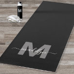 Esterilla De Yoga Personalizado Workout Nombre inicial Monograma Neg<br><div class="desc">Crea tu propio nombre de guión negrita moderno personalizado Monograma de yoga blanco y negro de doble cara. Esta moda, una estera de yoga de lujo, presenta un diseño monocasco elegante con un fondo negro elegante y una inicial gris y audaz, con un nombre de guión blanco que le da...</div>